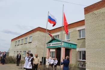 Торжественная линейка  "Знамя Победы"